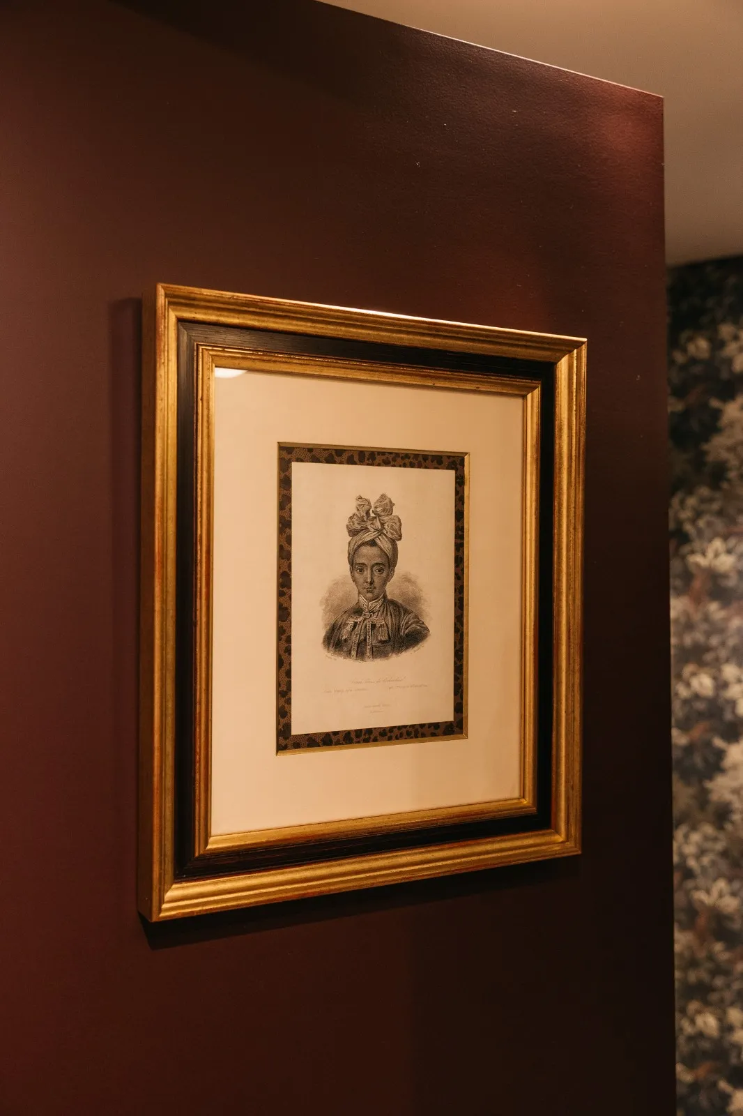 Grabado artístico enmarcado en el aseo