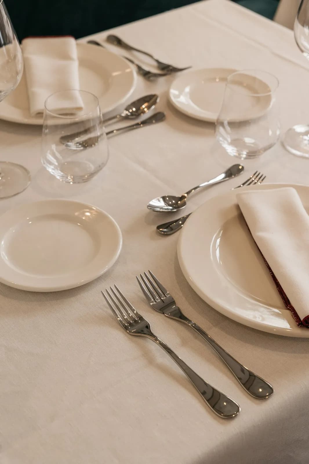 Cubertería y vajilla con el sello de El Baserri