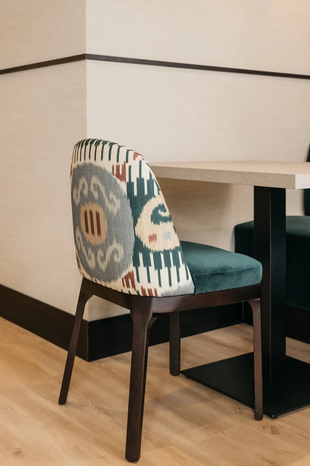 Primer plano de la tapicería ikat de las sillas