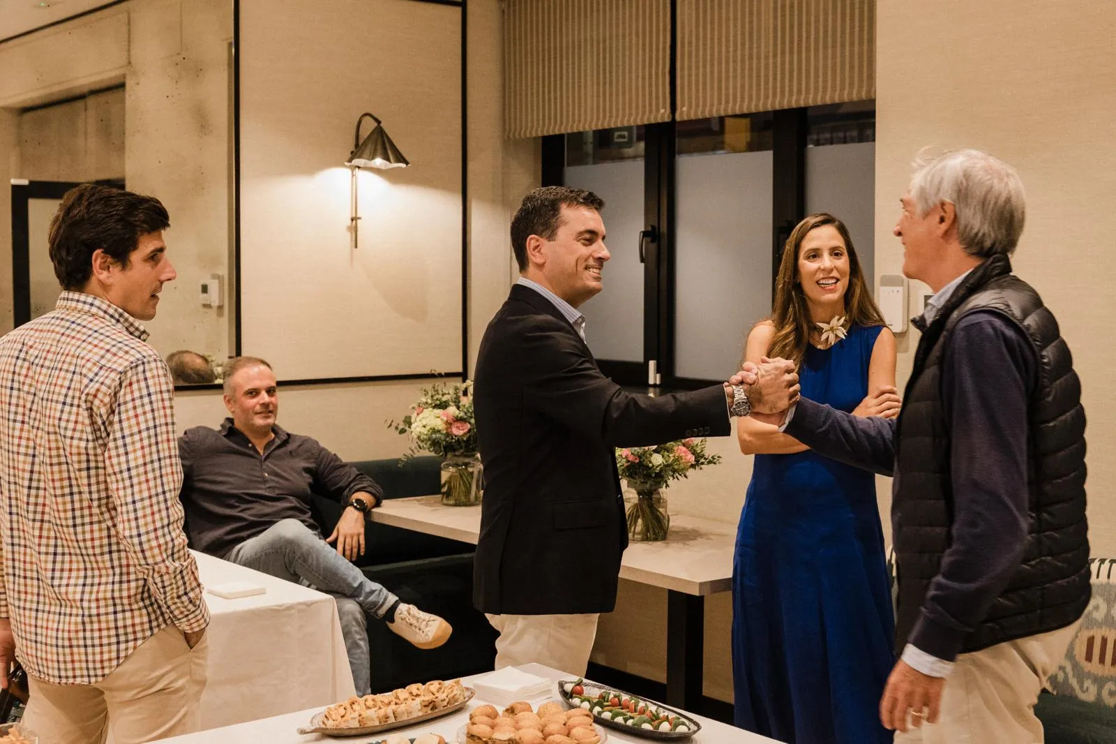 Invitados disfrutando de un evento en la sala