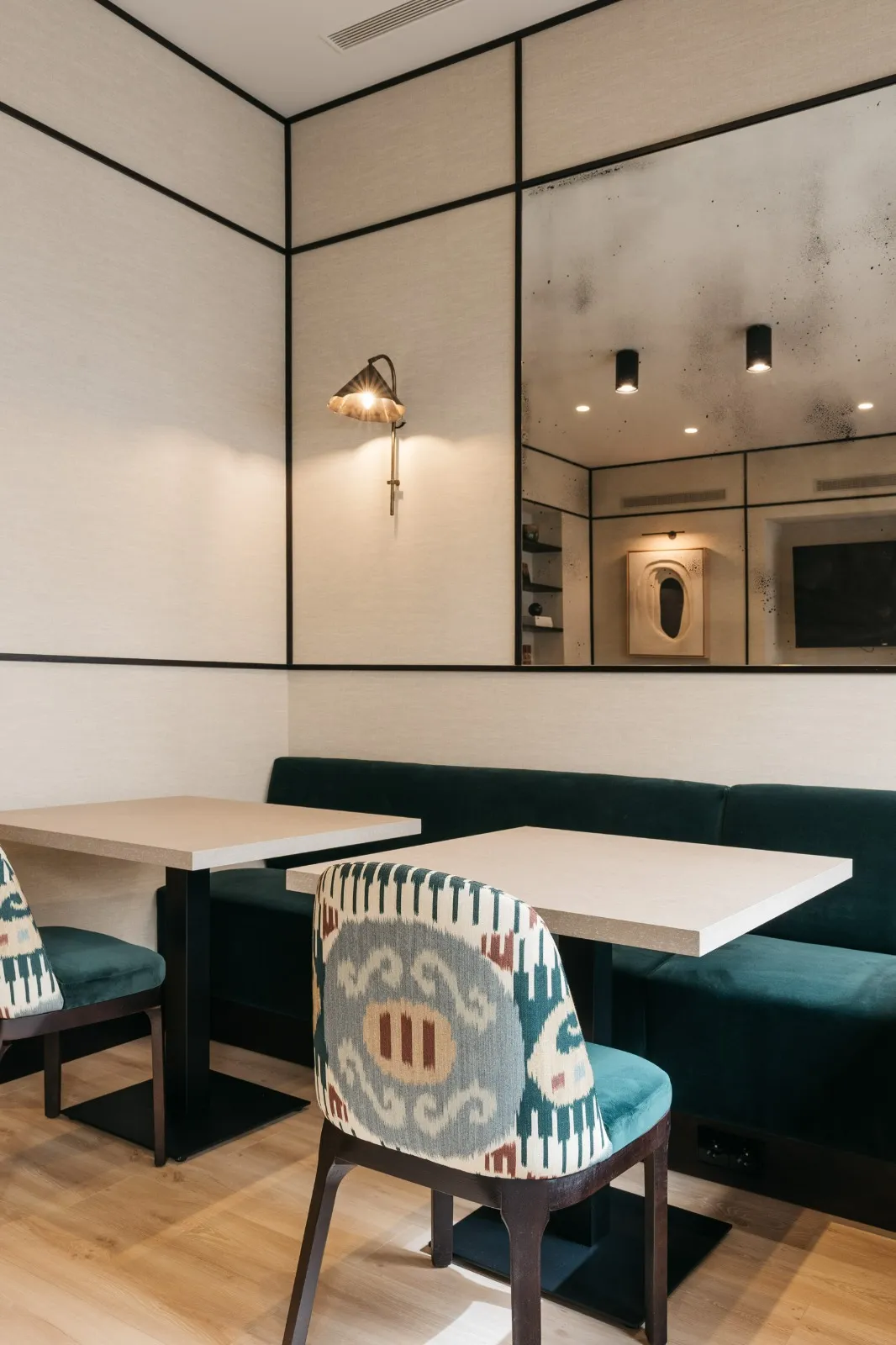 Sofá verde y sillas ikat