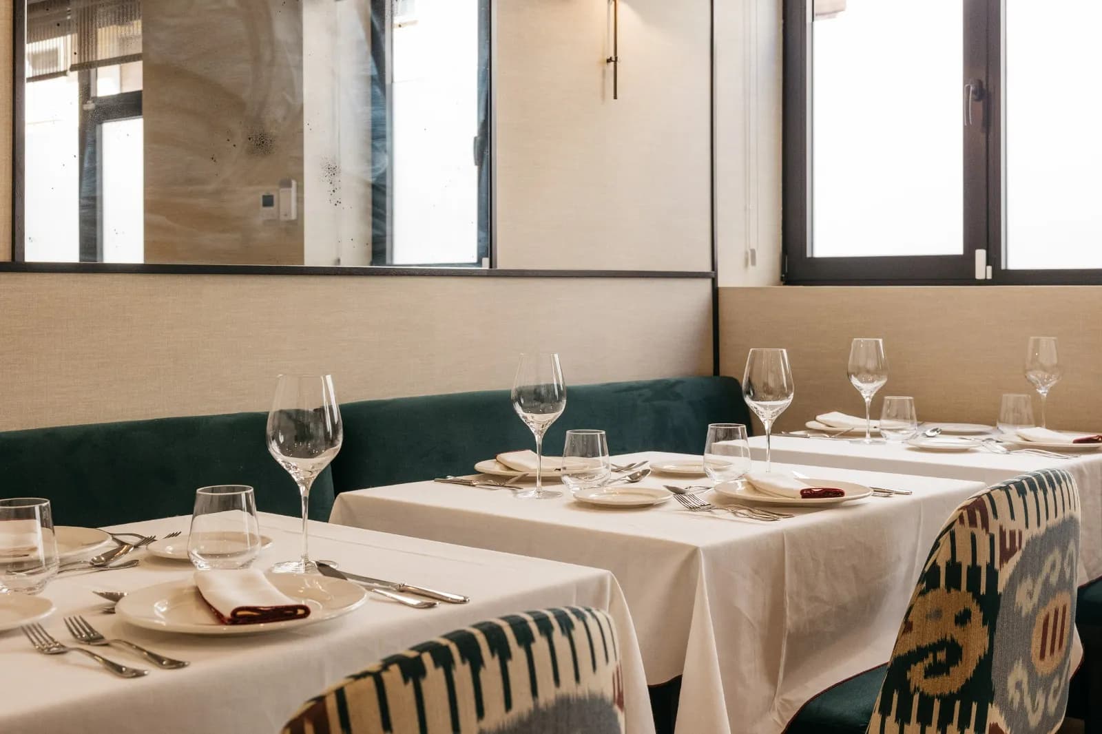 Mesas puestas junto a ventanales